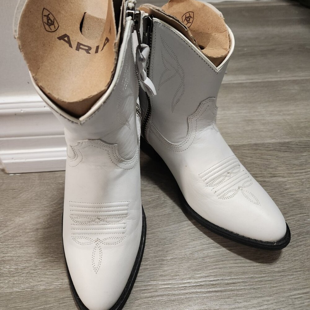 Ariat White Leather Western Booties — Women’s Size 5.5 — Excellent Condition